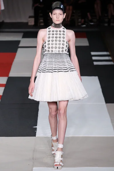 Look 16